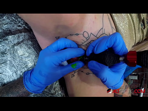 ❤️ Tsis tshua muaj tattooed hottie Sully Savage tau txais tattoo ntawm nws clitoris ☑ Fucking video ntawm porn hmn.it-com.top Ib ❤